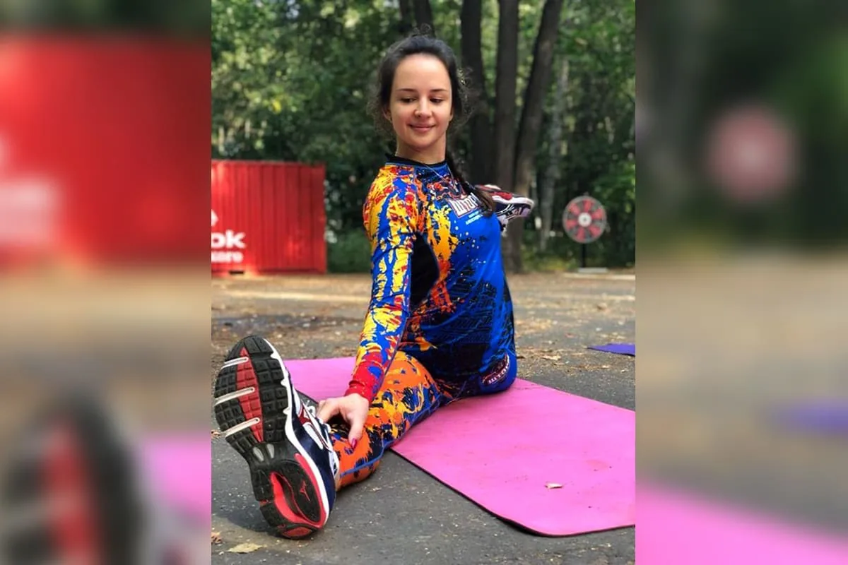 Клубный комплект на тренере: яркий верх и низ со сплошным рисунком